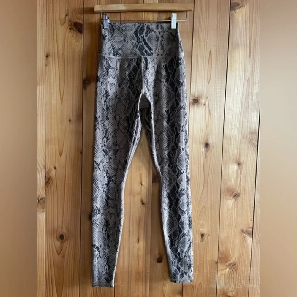 Alo yoga High-Waist Snakeskin Vapor Legging in gravel S